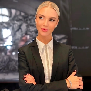 Во-первых, многие мужчины в течение долгого времени могут не осознавать, насколько изменились их чувства и интересы. Психологически они могут оставаться в «зоне комфорта», избегая обсуждать свои желания и потребности. Однако со временем накапливаются недовольство и подавленные эмоции, что может привести к кризису в отношениях. К тому же не нужно забывать о таком симптоме, как «супружеская скука», когда пропала страсть в паре, и с этим зачастую уже ничего не поделаешь.