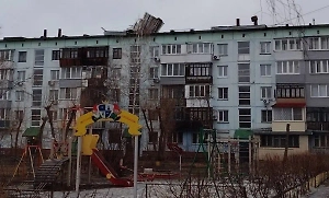 Ураган снёс женщину с балкона многоэтажки в Красноярске, она погибла