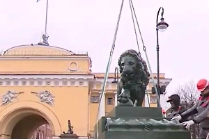 На Дворцовую пристань Петербурга вернули медных львов