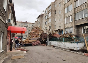 Штормовой ветер похоронил мужчину под руинами павильона в Красноярске