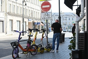 Повысить безопасность: В России взялись за проблему парковки электросамокатов