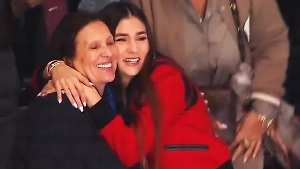 Слёзы и аплодисменты: Видео реакции семьи Овечкина, а также Гретцки сразу после исторического гола