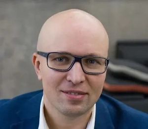 Получается, что весь негатив переходит от рассказчика к слушателю. Красиво, правда? Теперь представим этот тренд во всей его масштабности. Сотни тысяч людей делятся самыми жёсткими, мрачными или просто неэтичными историями, прикрываясь удобной фразой «Мы не осуждаем». Вы представляете этот поток, в котором тонут эмпатия, моральные ориентиры и элементарный здравый смысл? Слушающие постепенно привыкают терпеть эмоциональную грязь, теряют способность искренне реагировать. А рассказчики привыкают, что любая их проблема автоматически принимается и легитимизируется