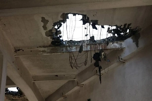 Школьница обвалила потолок в петербургском ТЦ из-за обронённой электронки