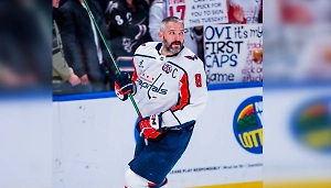 Овечкину подарили бурёнку по кличке Шайба и сыр в виде шайбы с грецким орехом