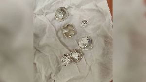 Контрабанду бриллиантов из ОАЭ на 41 млн рублей пресекли таможенники в Дагестане