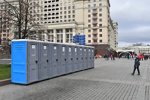 Уличный туалет с женщиной внутри погрузили в фуру и провезли несколько километров