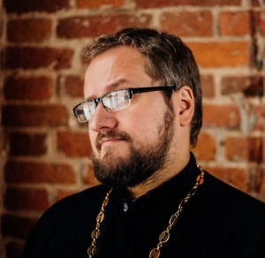 Самое простое и традиционное для православных христиан — это заказать в храме молебен о сохранении урожая. Часто батюшки совершают этот молебен прямо на поле. Можно помолиться Пресвятой Богородице перед её иконами «Неувядаемый цвет» или «Спорительница хлебов». Эти иконы связаны с благословением плодородия земли и урожая.