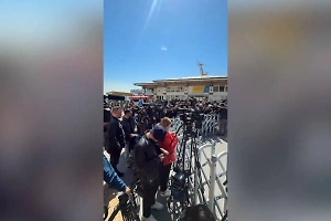 Кордон и военные в полной экипировке: Life.ru снял обстановку у Долмабахче перед переговорами