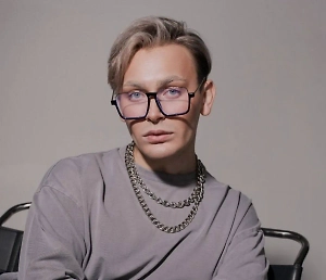 В 2025 году бандо возвращается: платье может быть сдержанным, облегающим или пышным, похожим на балетную пачку. Такие модели подчёркивают изящество шеи и плеч. Они создают образ утончённой и уверенной в себе девушки. Хорошо продуманный корсет не даст платью соскользнуть и позволит танцевать всю ночь без переживаний.