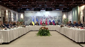 «С нестандартной ноткой»: Флорист раскрыл значение цветочного оформления переговоров в Стамбуле