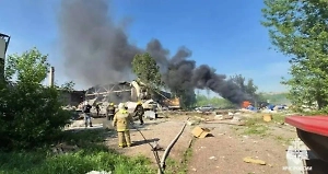 МЧС опубликовало первое видео с места взрыва на парафиновом заводе в Башкирии