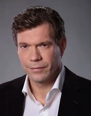 Что касается нашего состава переговорной группы, то он, очевидно, формировался для того, чтобы подчеркнуть наследие, подчеркнуть то, что это вторые переговоры в Стамбуле, и сделать более весомой мысль о том, что начинать надо не с чистого листа переговоров, а брать за основу Стамбульские соглашения с учётом ситуации на земле.