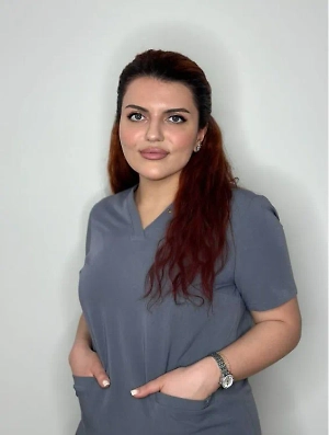 По поводу пластической операции у Риты Дакоты хочется сказать, что повторная операция намного сложнее, чем первичная. Сложность заключается в том, что при повторных операциях остаются рубцы после первой операции, с которыми сложнее работать, нежели с нетронутым материалом, скажем так. Но ситуацию исправить можно.