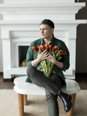 Бело-красная гамма в цветочных композициях очень классическая, очень стабильная. Это гамма, которую любит вообще весь народ, без разницы. Но радует то, что кроме классических цветов есть какие-то экзотические цветы в виде антуриумов, в виде более мелких цветочков таких.