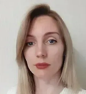 Грейпфрут содержит фуранокумарины — соединения, которые блокируют работу фермента CYP3A4, отвечающего за метаболизм (переработку) лекарств. Если запивать медикаменты грейпфрутовым соком, они не расщепляются должным образом и накапливаются в крови в повышенных концентрациях. Кроме того, грейпфрутовый сок может влиять на особые транспортные белки кишечника, которые регулируют всасывание лекарств. В результате в кровь поступает больше активного вещества, чем предполагалось при назначении лекарства.