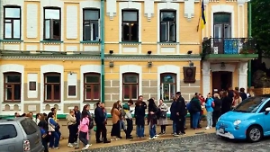 Украинофобия не прижилась: Киевляне выстроились в очередь к музею Булгакова