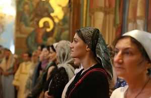 Брюки или юбки? Священники поставили точку в сомнениях о дресс-коде для женщин в церкви