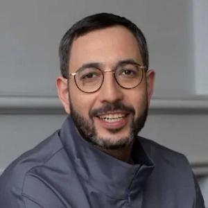 Вот эти коронки и мостовидные протезы как раз обнаружили и по ним идентифицировали его как Гитлера, потому что думали, что он сбежал из Германии. Но тело было сожжено, а по зубам его идентифицировал лично стоматолог, помощники и окружающие — те, кто его знали.