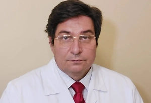 Аллергия возникает сразу после самого укуса комара. Она сопровождается тем, что место укуса сильно вздувается, необычно, как папула такая, зудит, и такая реакция может продолжаться не несколько минут, как после обычного укуса, а бывает несколько часов и даже несколько суток. Либо сами по себе укусы, места укусов сильно чешутся, зудят и болезненными становятся, потому что там кровоизлияния могут возникать.