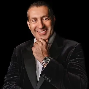 «Продюсер Андрей Разин, известный своей многолетней тяжбой за права на песни группы «Ласковый май», вновь оказался в центре скандала. Теперь он подал иск в один из московских судов с требованием признать недействительным завещание покойного солиста Юрия Шатунова. Ответчиками стали вдова артиста Светлана и их дети — 18-летний Дэннис и 12-летняя Эстелла. По моему мнению, смысл в этом иске отсутствует, так как даже без завещания имущество и авторские права по закону переходят к наследникам первой очереди».