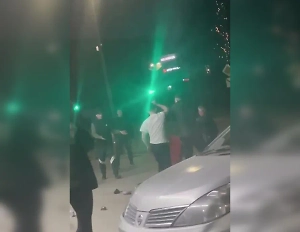 Пьяный мужчина насмерть сбил пешехода и порезал пять человек на Сахалине