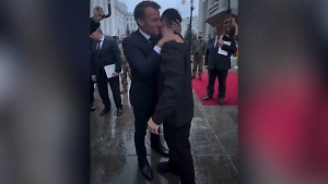 Макрон чмокнул Зеленского в щёку на прощание и показал видео поцелуя
