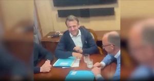 «Используется для носа»: Елисейский дворец объяснил, что за свёрток лежал перед Макроном