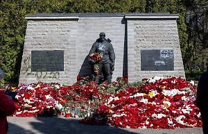В Эстонии задержали вандалов, осквернивших «Бронзового солдата»