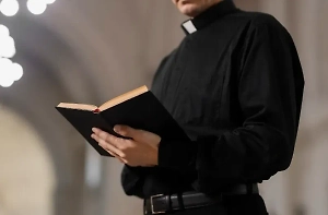 В США пастор организовал секту, насиловал прихожан и заставлял их бесплатно работать