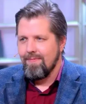 Если у вас пёсик, который привык к домашней уютной обстановке, и вдруг вы вывели его в огромную толпу, где вот эти вспышки света, звуки резкие, кто-то хочет потрогать, это, конечно же, стресс. Это ничем хорошим не отразится, потому что влияние стресса, на самом деле, многие недооценивают. Стресс может провоцировать любые заболевания: сердечно-сосудистые, желудочно-кишечные. Как мы знаем, в каких-то ситуациях даже и смертью может это грозить.