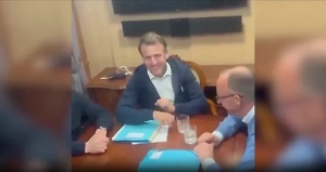 «Для него смерти подобно»: Эксперт по лжи раскрыл причину реакции Макрона, застуканного с салфеткой