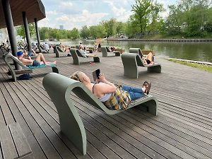 Шашлыки, удочки и лесной вайб: Как Москва встречает первые жаркие выходные — репортаж Life.ru 