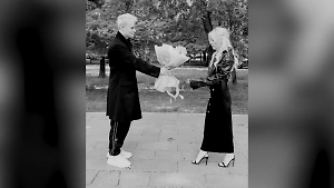 Милые бранятся — только тешатся: Мизулина отхлестала Shaman букетом