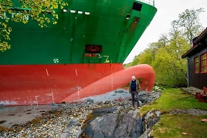 Украинец уснул на вахте и посадил контейнеровоз на мель у берегов Норвегии