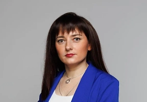 Основными типами омега-3 являются альфа-линоленовая кислота (ALA), эйкозапентаеновая кислота (EPA) и докозагексаеновая кислота (DHA). Важно, что именно DHA и EPA оказывают наибольшее влияние на здоровье мозга и нервной системы. Лучший источник этих кислот — жирные рыбы, такие как лосось, тунец, сардины и скумбрия.