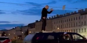 Пьяный экстремал прокатился на крыше иномарки в центре Петербурга