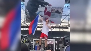 «Работать приходится другими органами»: Захарова назвала «безмозглым» певца, осквернившего флаг РФ