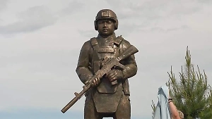 В Тыве торжественно открыли памятник 18-летнему Шаману, спасшему девять сослуживцев