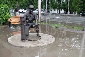 Петрович тонет: Памятник коммунальщикам затопило в Горно-Алтайске