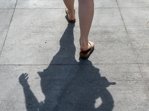 «Ноги будут дышать»: Стилист объяснила, как правильно выбрать обувь на лето