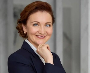 Изначально деловой мир — это мир мужской. И женщины, приходя в мужской мир, должны играть по этим правилам. Это значит, что никакие рюшечки, кружавчики, декольте неуместны в рамках деловых взаимоотношений. Важно помнить, что длина юбки и платья должна быть на ладонь выше или ниже колена, чтобы, когда мы присаживаемся, наклоняемся, всё было в рамках приличия. Наличие колготок телесного цвета обязательно в любое время года, будь то лето или зима.