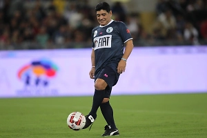 Фанаты Марадоны напали на обвиняемого в его смерти врача