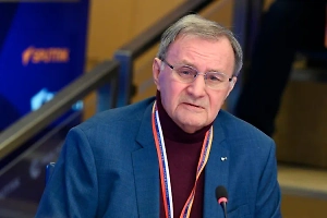 Дело в том, что, видимо, произошли определённые накладки потому, что, когда американцы предложили перенести переговоры в Ватикан или Швейцарию, это вызвало осторожность у турецкой стороны. Видимо, с этим связан был недавний визит главы МИД Турции Хакана Фидана в Москву. Да, мы придерживаемся Стамбула потому, что на стамбульской базе стоит соглашение и ждёт дальнейшего развития переговорного процесса. В данном случае российская, турецкая и украинская стороны выступают независимо, а Турция выступает в роли модератора, и нас эта позиция вполне устраивает