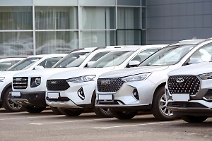 Китайский авторынок пережил самое резкое падение продаж за последние 10 месяцев