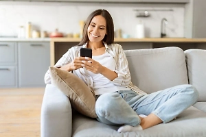 Магия в пикселях: Психолог объяснила, почему люди верят в «заряженные» обои на телефоне