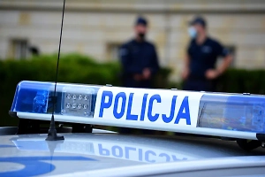 Голый украинец спрыгнул с балкона в Польше, бросался на людей и залез на капот