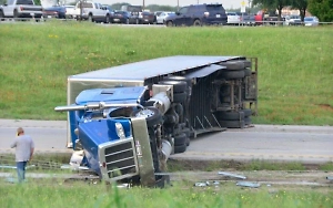 ДТП под звон монет: В США грузовик с мелочью на $800 тысяч перевернулся и перекрыл движение