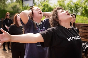 Колючий рекорд: 60 россиянок и один продюсер Life.ru час простояли на гвоздях с важной целью