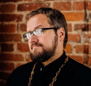 Неуместно помещать икону рядом с книгами, содержание которых не имеет ничего общего с православием или даже противоречит ему. Это как если накидать возле свадебного торта коровьих лепёшек. Совершенно не к месту является соседство икон с фотографиями. Иконы считаются окошком в трансцендентный, духовный мир, а портреты и фотографии таковыми не являются. Они возвращают нас к мыслям и воспоминаниям о земном. Молитвенное созерцание замещают земными эмоциями.